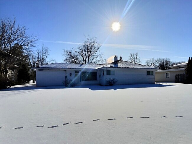 Foto del edificio - 2946 Knollwood Ln