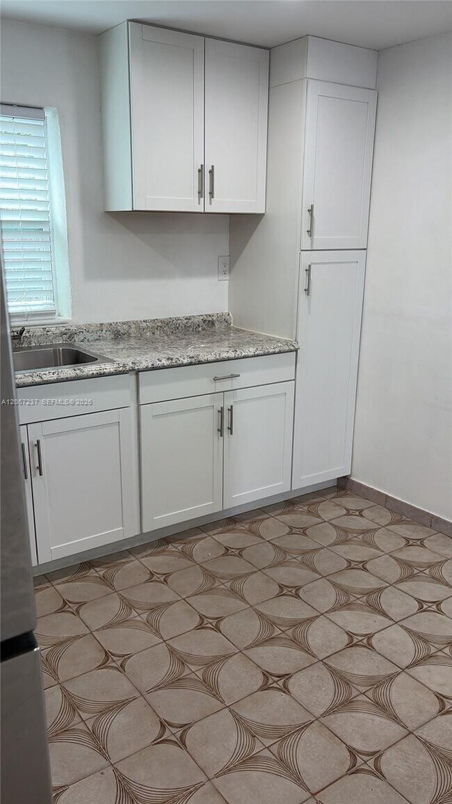 Foto del edificio - 170 E 46th St