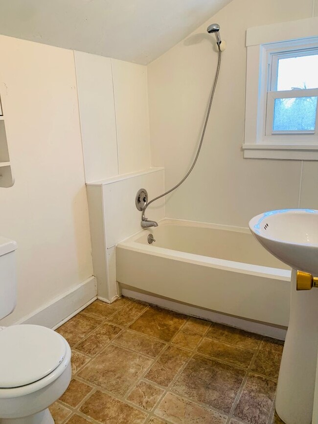 Building Photo - 284 Sycamore St