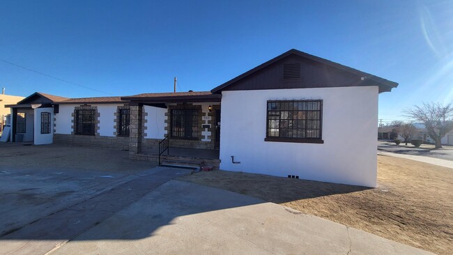 Building Photo - 906 Driver Cir