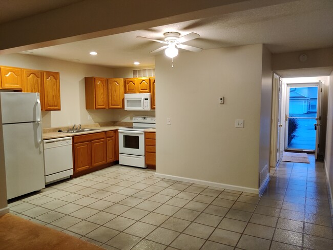 Kitchen - Dining - 207 W Nicholas Dr