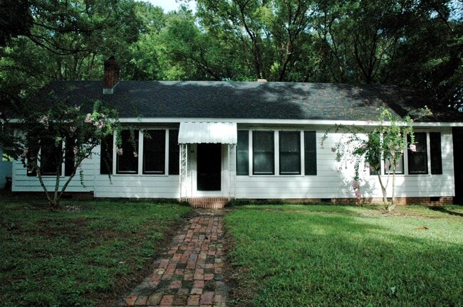 Perfect 3 Bedroom, 2 Bathroom House -- Walk to UF! - Perfect 3 Bedroom, 2 Bathroom House -- Walk to UF!