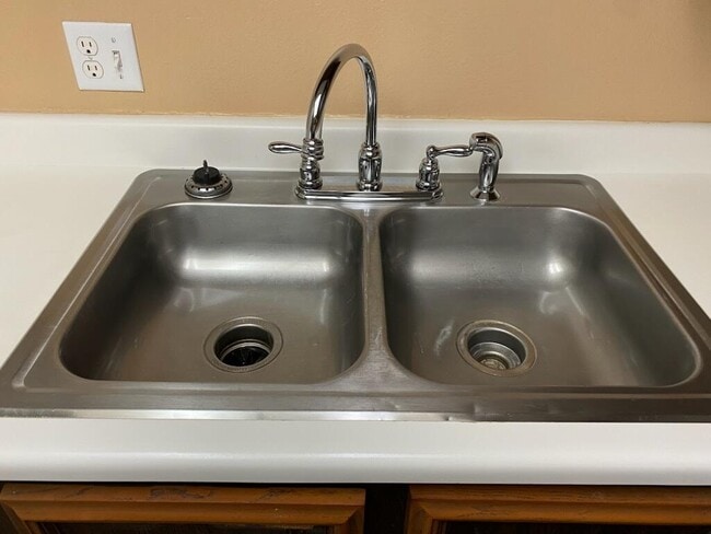 Building Photo - 937 Country Club Dr SE