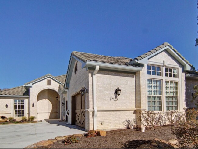 Foto del edificio - 7425 Pebble Ridge Dr