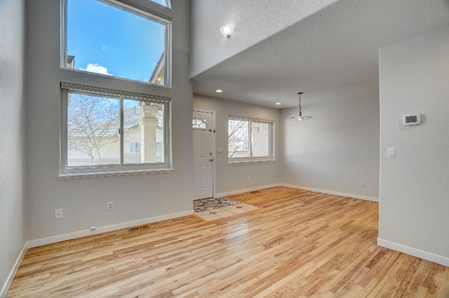 Building Photo - 652 Ridgeview Dr