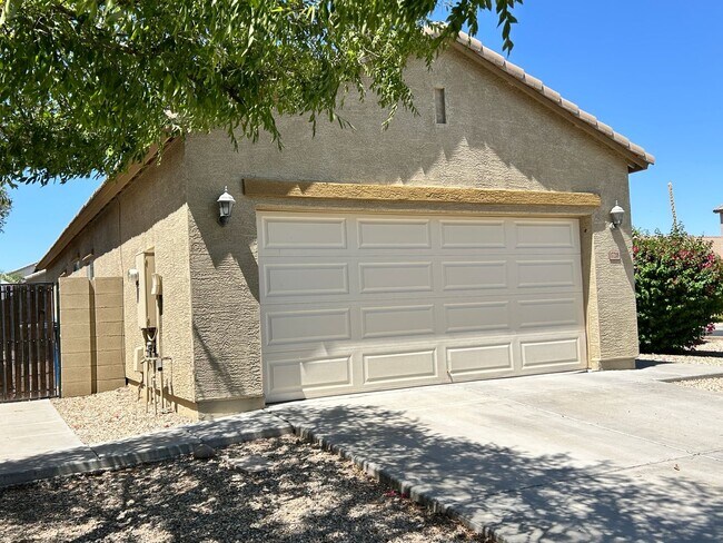 Building Photo - 17218 W Country Gables Dr