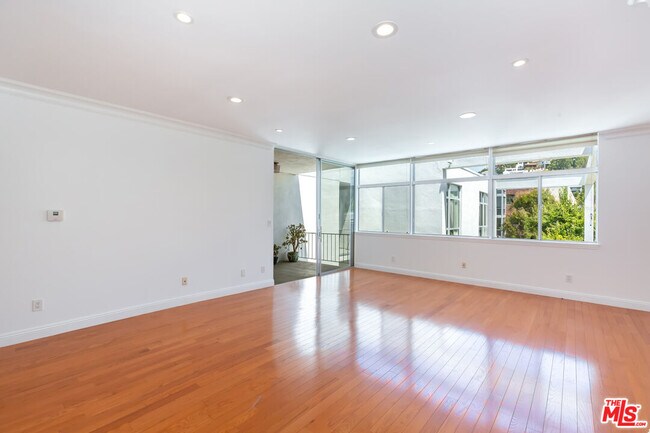 Foto del edificio - 7960 Selma Ave