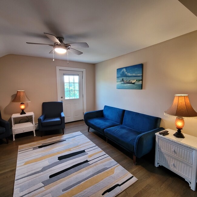 Spacious living room - 1235 Gardners Neck Rd
