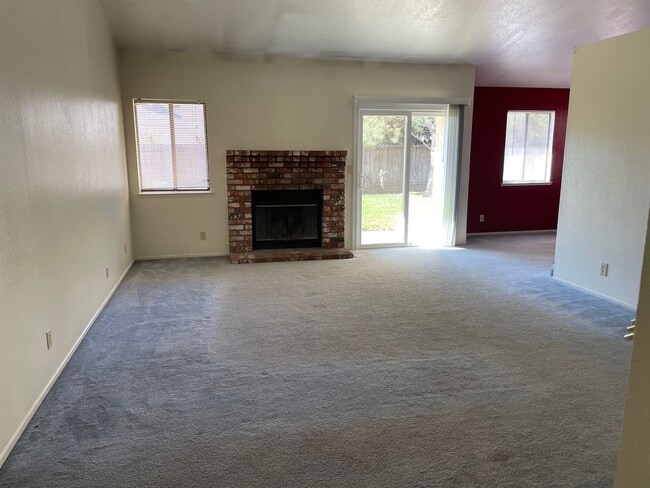 Building Photo - Beautiful 3 Bedroom 2 Bath Home in Excelle...