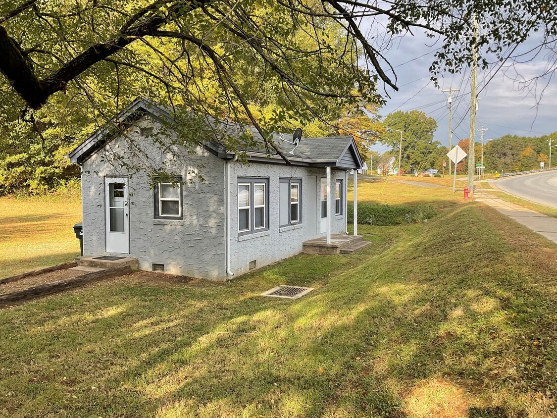 Primary Photo - This is a Must See!!! Cute and Cozy One Be...