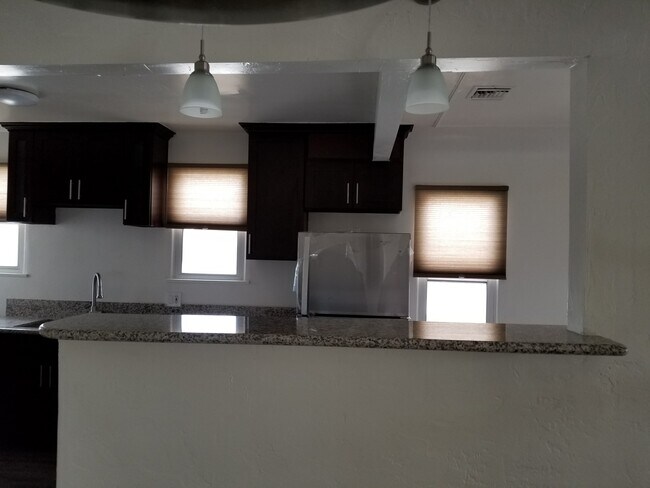 Building Photo - 1521 S Crest Dr