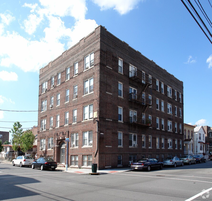 Primary Photo - 300 61st St