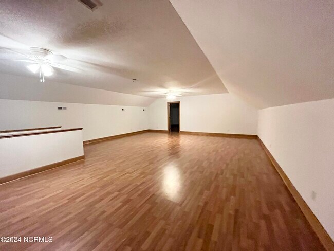 Building Photo - 325 Gliden Rd