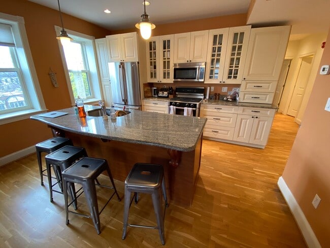 Building Photo - 2B/2B Condo in Desirable Wooster Square Ne...