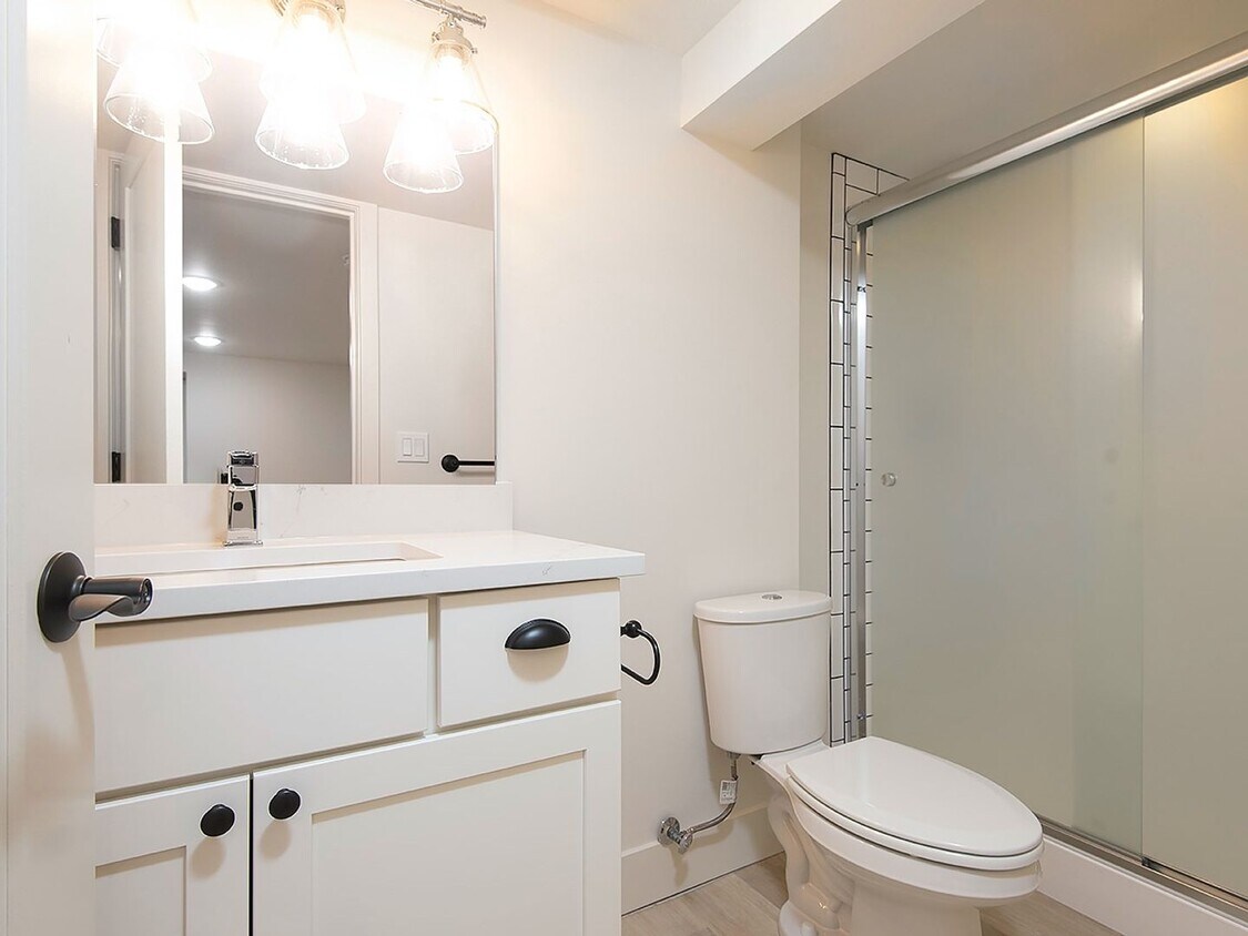 Foto principal - New Duplex in Loyal Heights