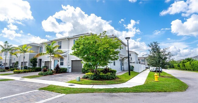 Foto del edificio - 750 SE 16th Ct