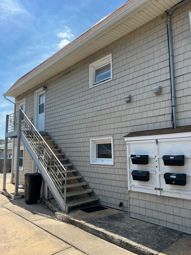 Building Photo - 25 4th Ave