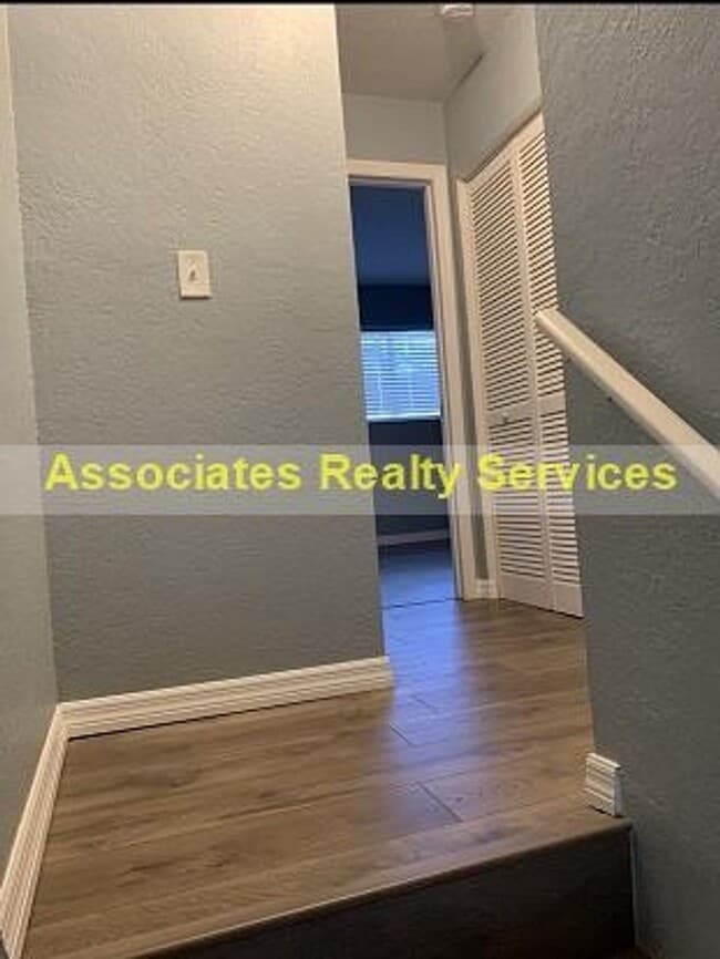 Foto del edificio - 2 Bed/2.5 bath End Unit Town home!  LOOK !!!