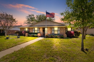 Building Photo - 2420 Pinehurst Ln