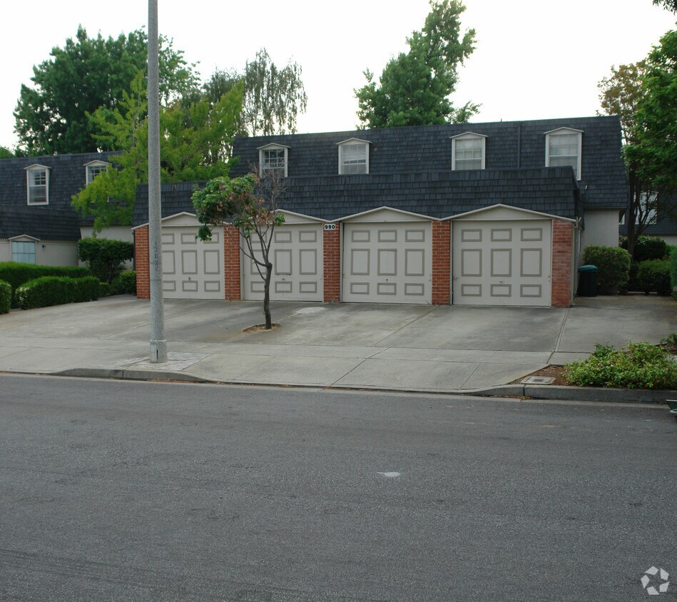Primary Photo - 990 Mangrove Ave