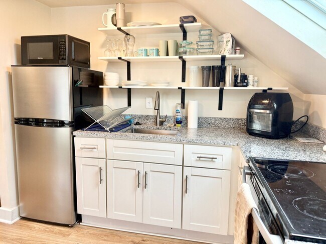 Foto del edificio - All Inclusive West End Condo-Fully Furnished with Parking!