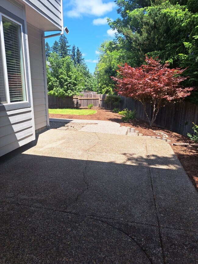 Building Photo - Beautiful setting 4 bedroom A/C Available Now