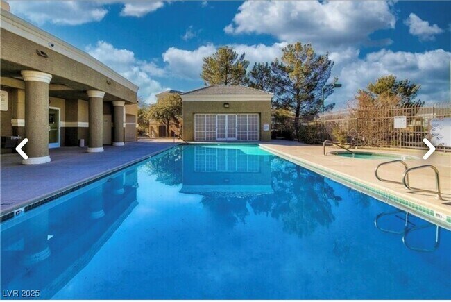 Foto del edificio - 8070 W Russell Rd