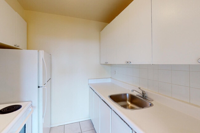 Building Photo - Hampton House North