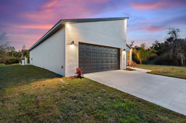 Building Photo - BRAND NEW Home! Modern, energy efficient h...