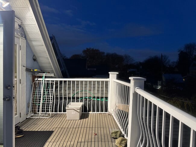 Building Photo - 870 19th Av W