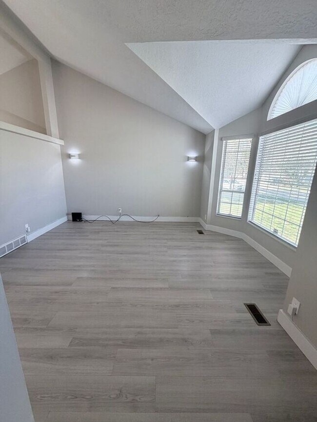 Foto del edificio - WEST JORDAN 5 BED, 4 BATH HOME