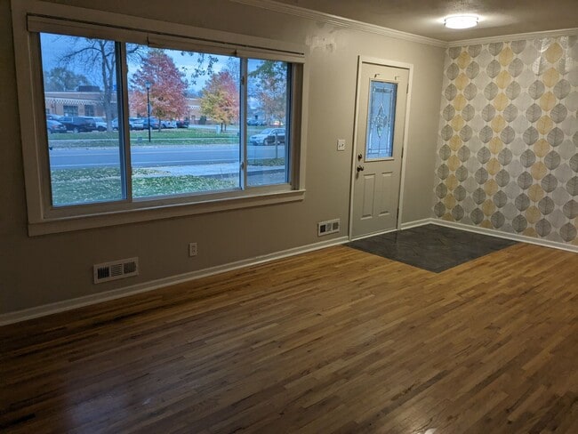 Front entry/ Family room - 112 Hayes Rd