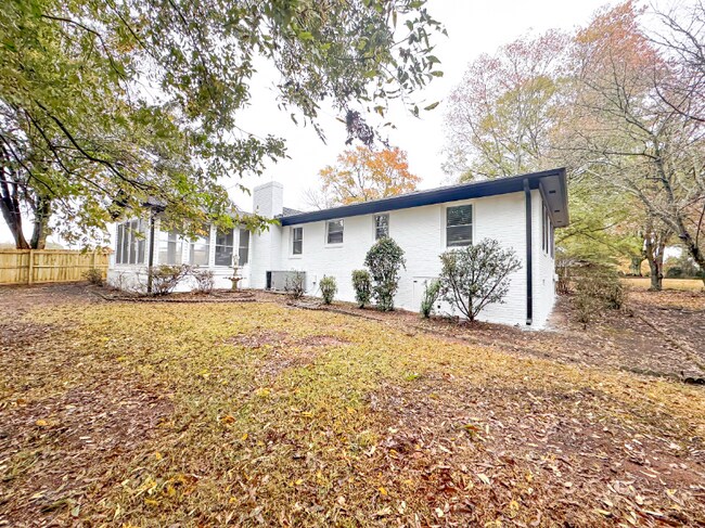 Foto del edificio - 9454 Flowes Store Rd