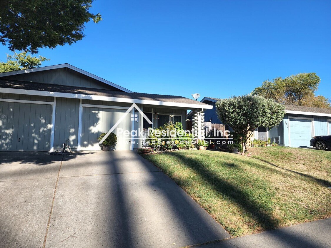 2 br, 2 bath House 4933 Summerwood Circle House Rental in