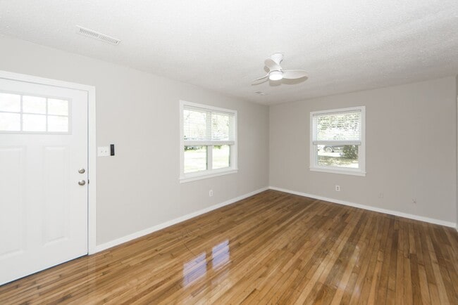 Building Photo - 2 Bedroom 1 Bath Single Family Home in Mag...