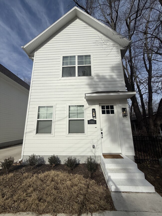 Building Photo - 1332 Van Buren Ave