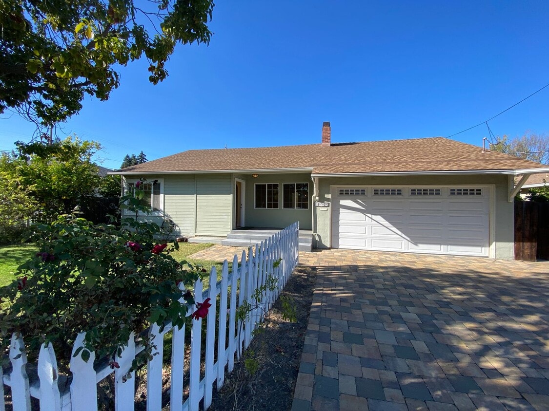 Primary Photo - REDWOOD CITY - Beautifully Updated 3BR/2BA