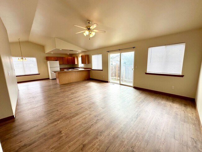 Building Photo - 3 Bedroom Home North of CWU
