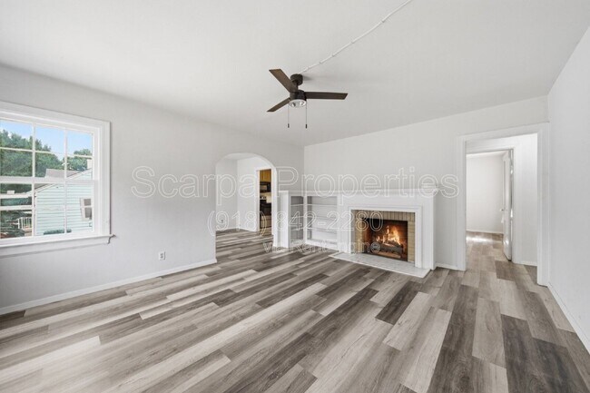 Foto del edificio - 4530 E 6th St