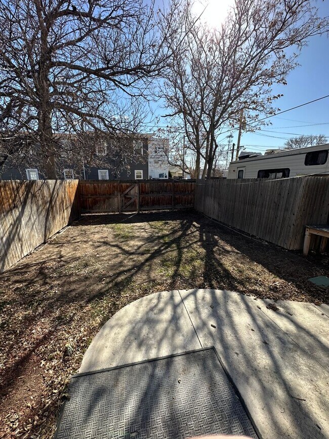 Building Photo - Charming 2BR house, fenced yards, exposed ...