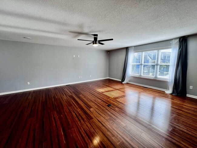 Foto del edificio - Tri-Level Condo – Pets Welcome, Washer & D...