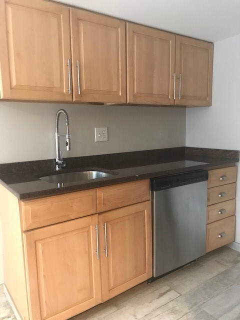 Beautiful kitchen w/ dishwasher - 5934 Elwood St