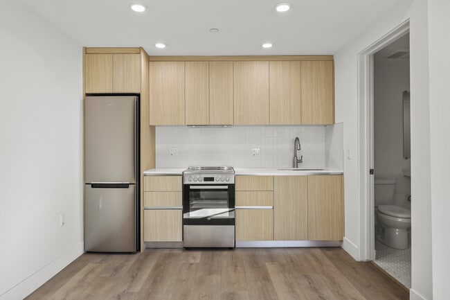 Building Photo - 7050 Hawthorn – Apartments & Co-Living