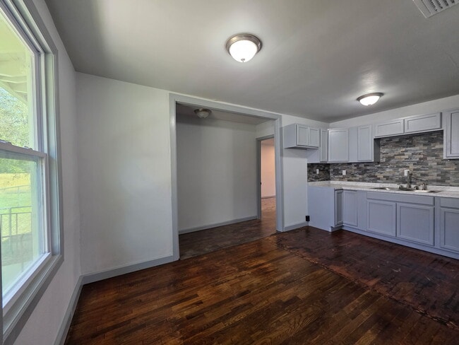 Foto del edificio - 5013 Campenella Dr