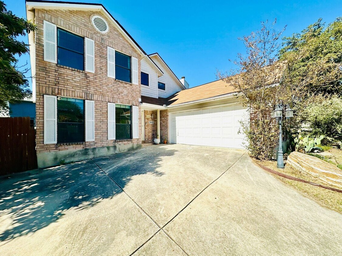 A Stunning 3-Bedroom 2.5-Bath 2 Storey Home with Spacious Layout and Backyard Oasis! - A Stunning 3-Bedroom 2.5-Bath 2 Storey Hom...