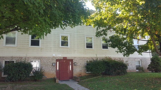 Building Photo - 1347 Robinhood Ln