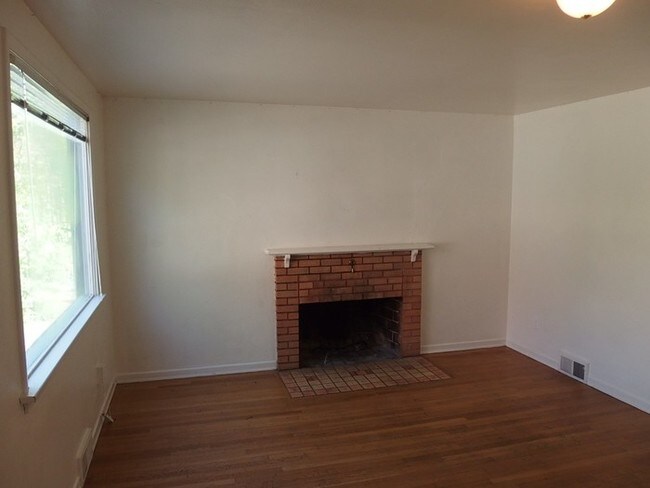 Foto del edificio - 5 Bedroom Home On The U Of I Campus