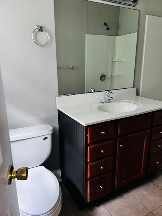 Foto del edificio - 4 bedroom, 2 bathroom house