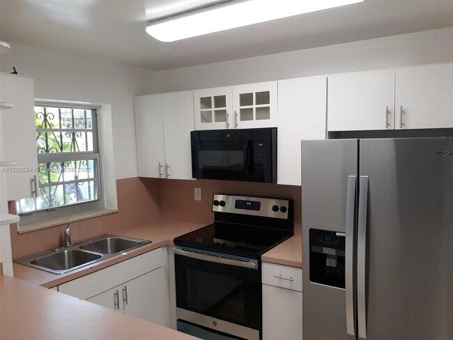 Building Photo - 8895 Fontainebleau Blvd