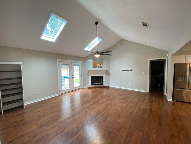 Building Photo - 654 Tara Ln